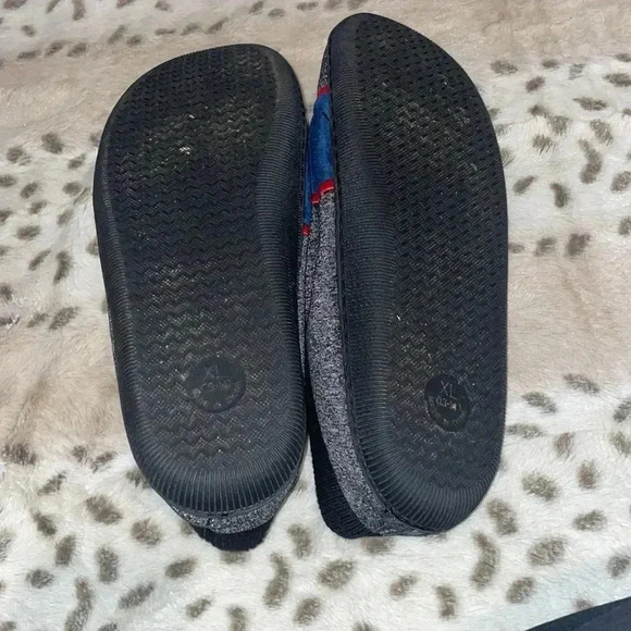 Men’s Foco Atlanta Braves Slippers - Picture 5 of 5